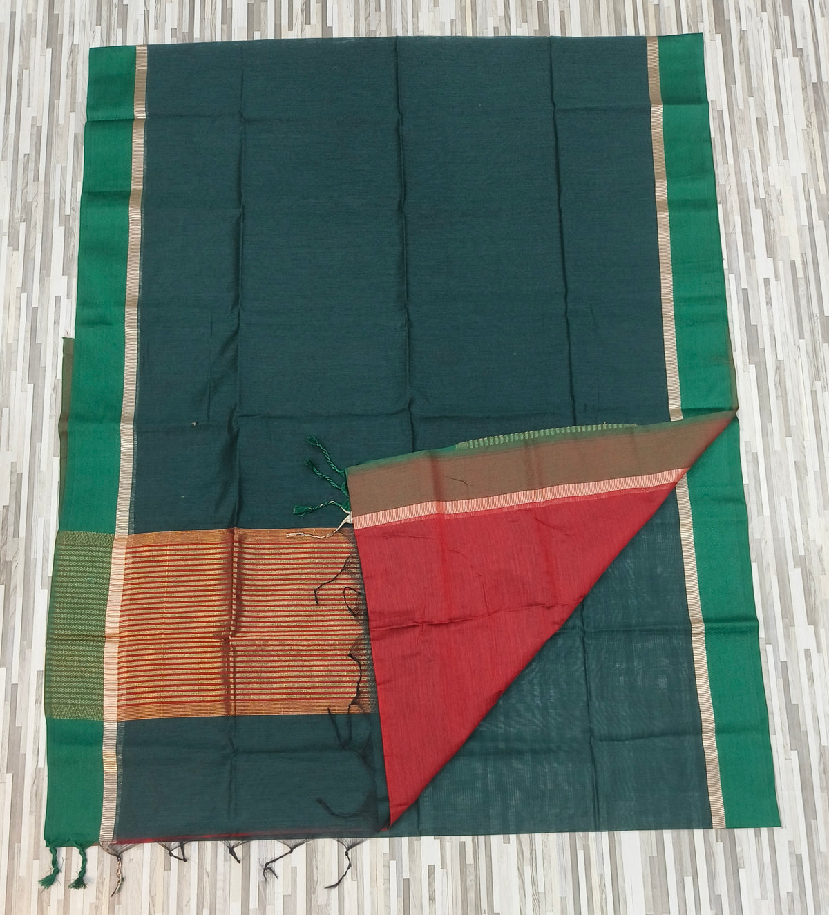 Handloom Cotton Saree – Contrast Border & Tassel Design