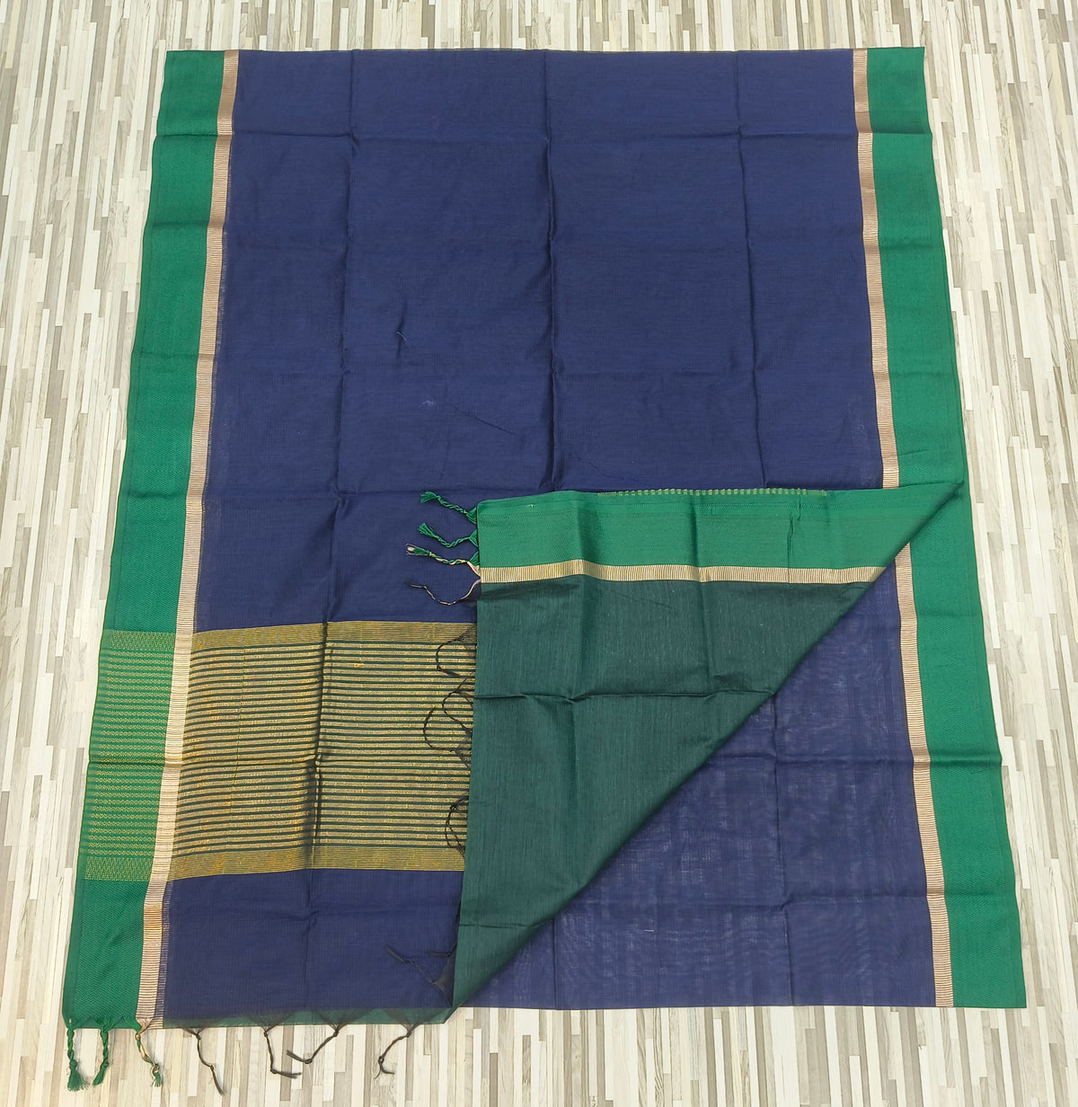 Handloom Cotton Saree – Contrast Border & Tassel Design