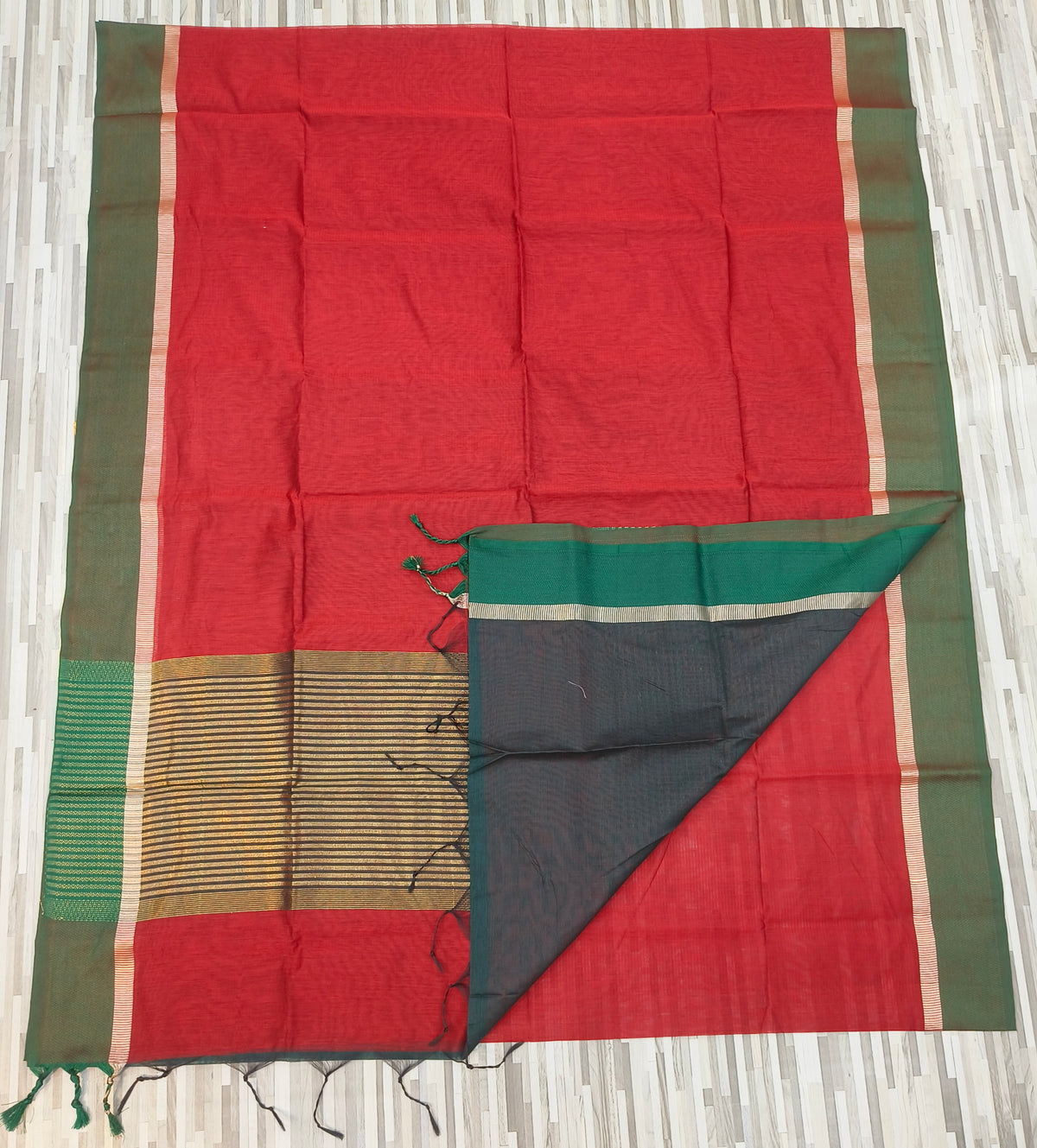 Handloom Cotton Saree – Contrast Border & Tassel Design