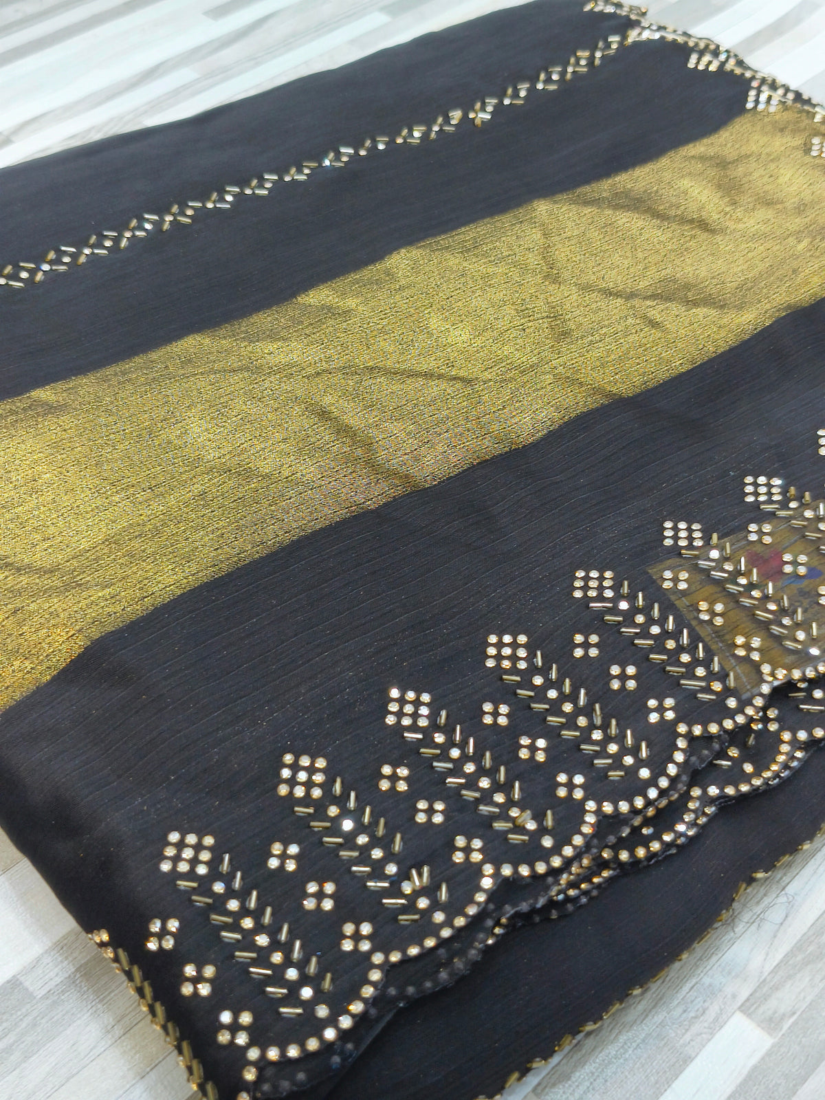 Elegant Contrast Gold Border Saree – Multiple Colors Available