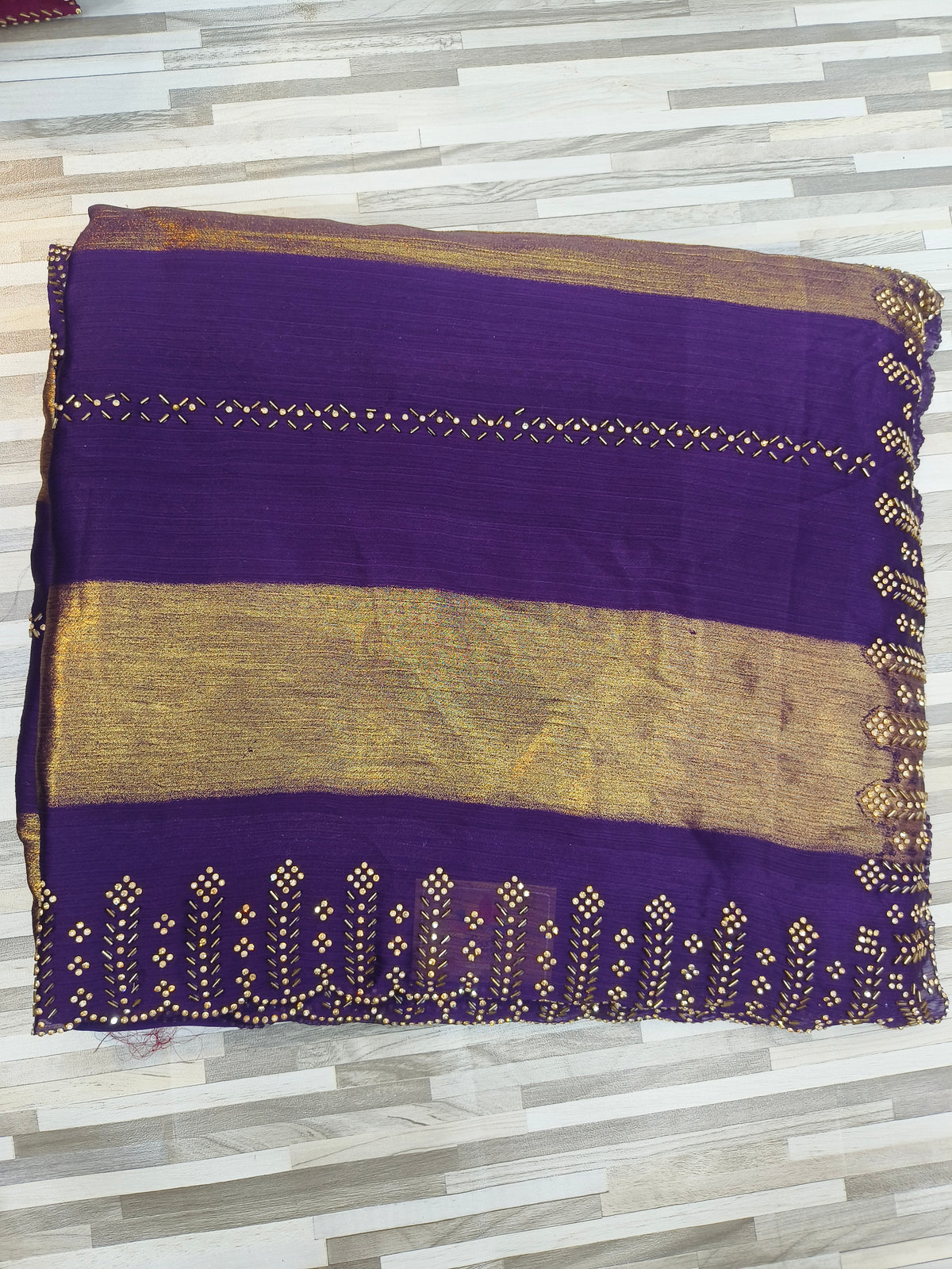 Elegant Contrast Gold Border Saree – Multiple Colors Available