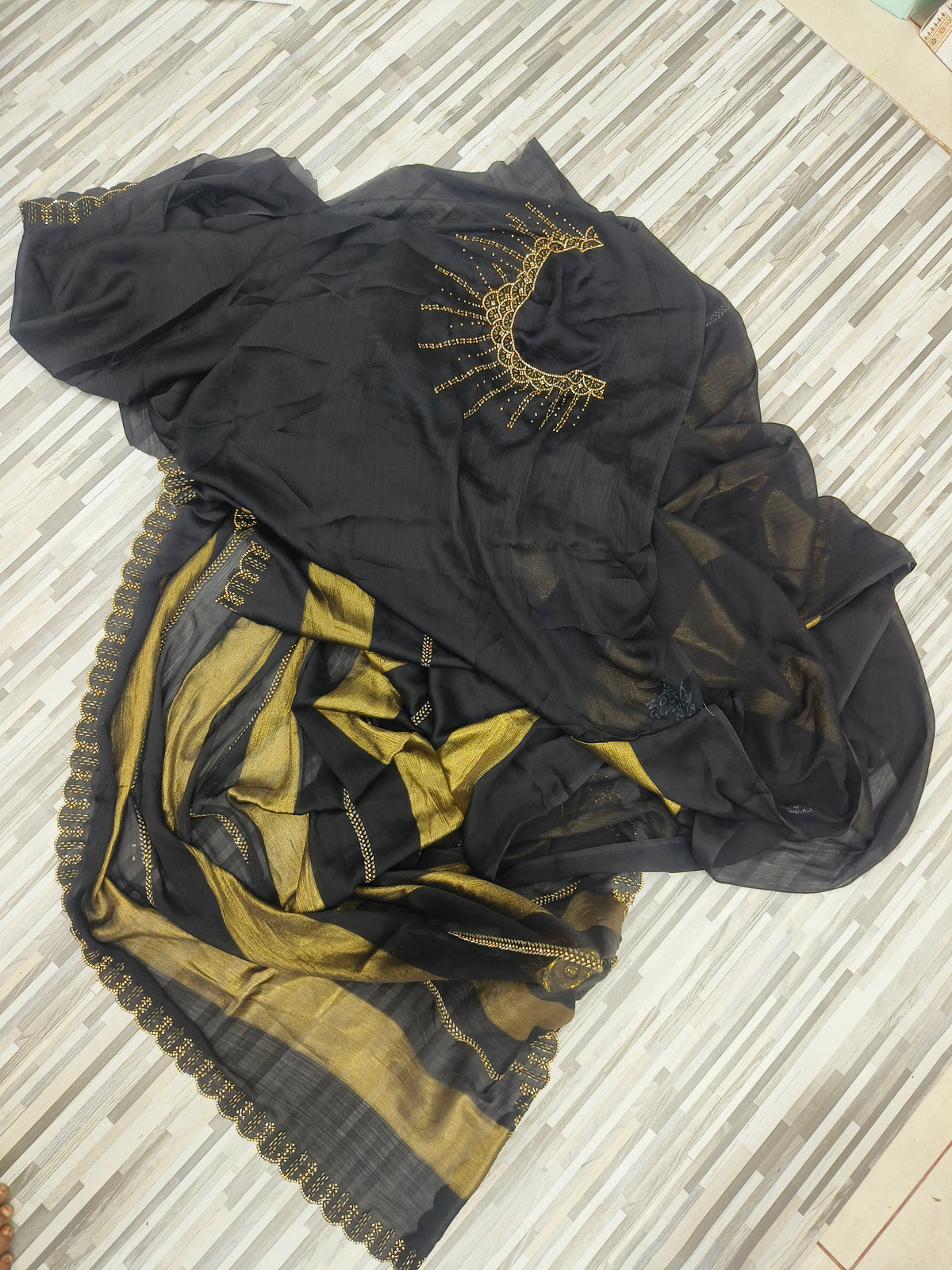 Elegant Contrast Golden Border Sarees – Multiple Colors